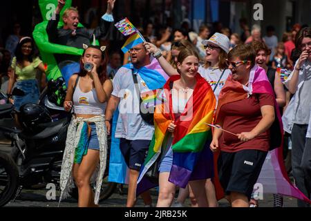 Braunschweig, Allemagne, 13 août 2022: Rire les jeunes marchant avec une expression faciale heureuse au défilé de la CDD Banque D'Images