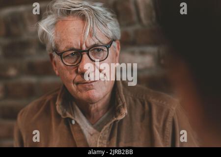 Homme senior attentif portant des lunettes Banque D'Images