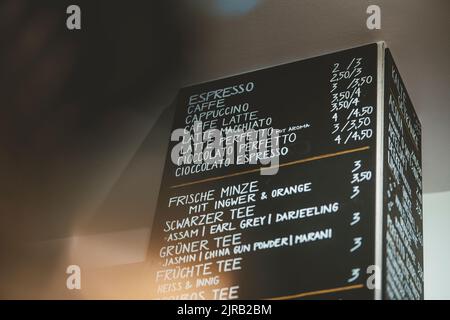 Liste des menus affichés à bord dans le café Banque D'Images