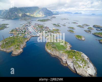 Henningsvaer - village de pêcheurs de Lofoten, Norvège célèbre pour son terrain de football magnifiquement situé Banque D'Images