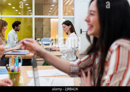 Femme d'affaires qui a remis le stylo à un collègue au bureau Banque D'Images