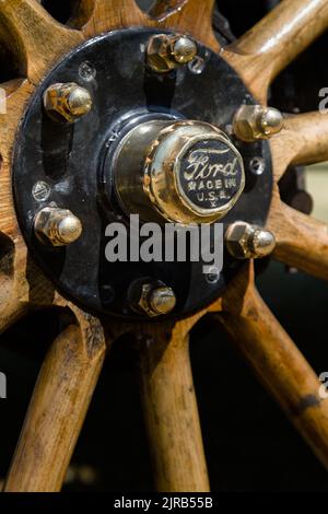 Moyeu d'Une roue en bois de noyer d'Une voiture de tourisme Ford modèle 1915, Angleterre Royaume-Uni Banque D'Images