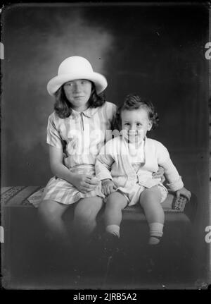Deux enfants, vers 1920, Wellington, par Berry & Co Banque D'Images
