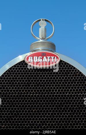 Radiateur d'Une voiture Bugatti Grand Sport de type 43 avec badge en émail et bouchon de radiateur Boyce MotoMeter, Lymington, Royaume-Uni Banque D'Images