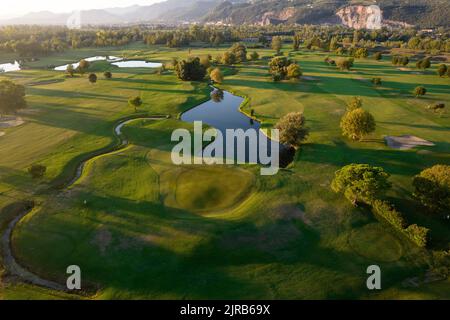 Documentation photographique aérienne d'un parcours de golf pris au coucher du soleil Banque D'Images