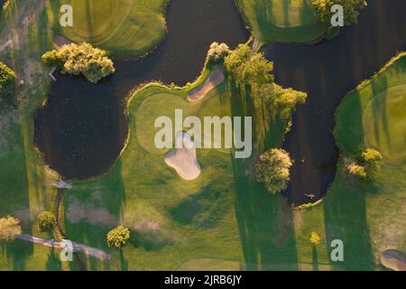 Documentation photographique aérienne d'un parcours de golf pris au coucher du soleil Banque D'Images