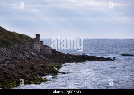 Petite tour de guet au bord de la mer. Tour située sur la promenade qui entoure le Parador et la forteresse Monterreal. Baiona - Espagne Banque D'Images