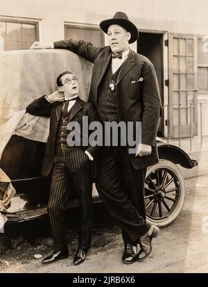 Photo d'époque - Harold Lloyd et John Aasen dans Why Worry (Pathe, 1923). Banque D'Images