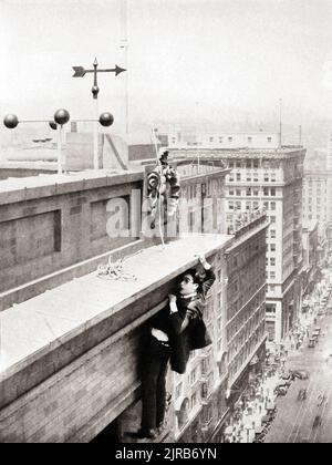 Harold Lloyd dans la scène climatique de la sécurité Last! 1927. Banque D'Images