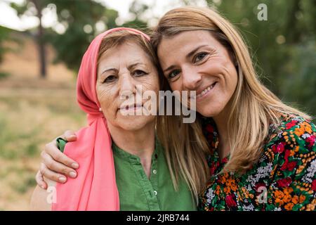 Mère et fille souriantes au parc Banque D'Images