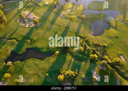 Documentation photographique aérienne d'un parcours de golf pris au coucher du soleil Banque D'Images