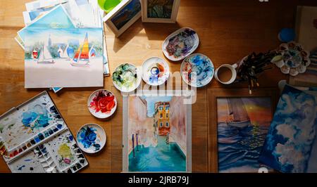 Aquarelle et palettes de couleurs désordonnées sur la table Banque D'Images