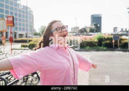 Bonne adolescente avec le syndrome de Down appréciant sur la marche Banque D'Images