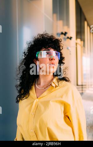 Femme réfléchie portant des lunettes intelligentes Banque D'Images