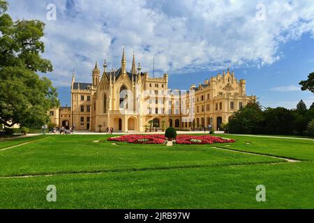 Château de Lednice avec de beaux jardins et parcs le jour d'été ensoleillé. Lednice-Valtice Paysage, région Moravie du Sud. Patrimoine mondial de l'UNESCO. Être Banque D'Images