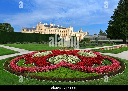 Château de Lednice avec de beaux jardins et parcs le jour d'été ensoleillé. Lednice-Valtice Paysage, région Moravie du Sud. Patrimoine mondial de l'UNESCO. Être Banque D'Images