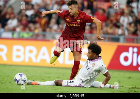 Stephan El Shaarawy, le joueur italien de Roma, conteste le ballon avec le défenseur autrichien de Cremone Emanuel Aiwu lors de la série Un match de football entre ROMA et Cremonese. Comme Roma a gagné 1-0 Banque D'Images