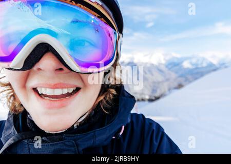 Bonne femme portant des lunettes de ski en hiver Banque D'Images