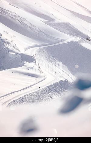 Pistes de ski dans la neige par beau temps Banque D'Images