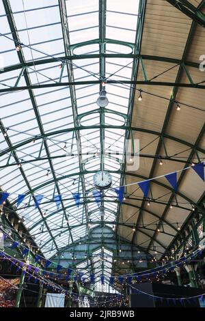 Lumières et décoration de banderole suspendues au plafond à la gare Banque D'Images