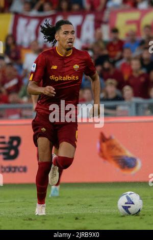 Le défenseur anglais de Roma, Chris Smalling, contrôle le ballon pendant le match de football Serie A entre AS Roma et Cremonese. Comme Roma a gagné 1-0 Banque D'Images