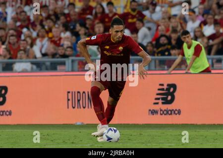 Le défenseur anglais de Roma, Chris Smalling, contrôle le ballon pendant le match de football Serie A entre AS Roma et Cremonese. Comme Roma a gagné 1-0 Banque D'Images