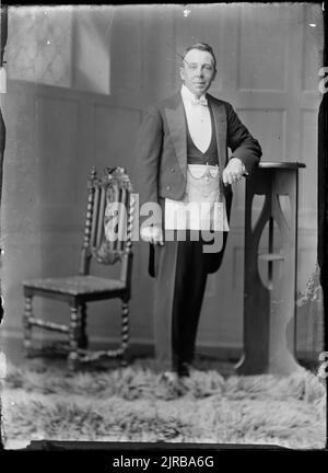Portrait d'un homme en robe maçonnique, vers 1920, Wellington, par Berry & Co Banque D'Images