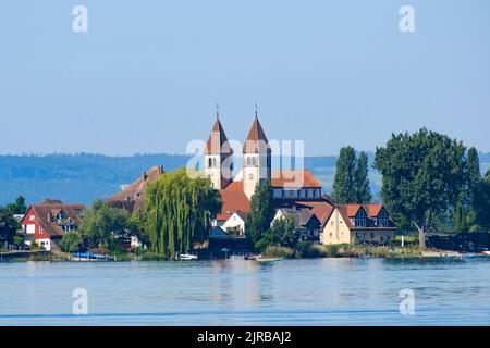 Allemagne, Bade-Wurtemberg, Reichenau, Lac de Constance avec Basilique des Saints Pierre et Paul en arrière-plan Banque D'Images