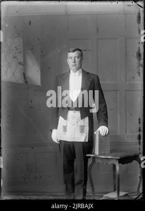 Portrait d'un homme en robe maçonnique, vers 1920, Wellington, par Berry & Co Banque D'Images
