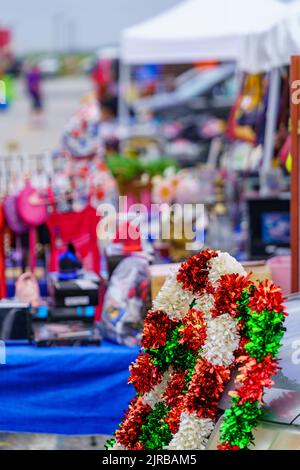 New Castle, DE, Etats-Unis - 21 août 2022: Gros plan de la marchandise offerte à la vente à un grand marché aux puces en plein air qui fonctionne du lever du soleil au coucher du soleil. Banque D'Images