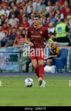 Roger Ibanez, le défenseur brésilien de Roma, contrôle le ballon pendant le match de football Serie A entre ROMA et Cremonese. Comme Roma a gagné 1-0 Banque D'Images