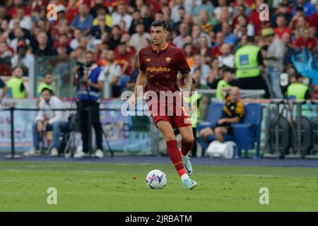 Roger Ibanez, le défenseur brésilien de Roma, contrôle le ballon pendant le match de football Serie A entre ROMA et Cremonese. Comme Roma a gagné 1-0 Banque D'Images