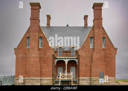 Vue de printemps de la maison de lumière Block Island RI Southeast située sur Mohegan Bluffs, Banque D'Images