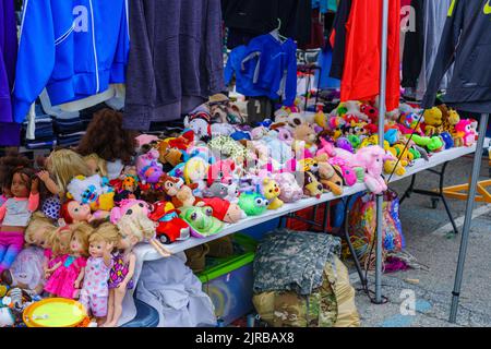 New Castle, DE, Etats-Unis - 21 août 2022: Gros plan de la marchandise offerte à la vente à un grand marché aux puces en plein air qui fonctionne du lever du soleil au coucher du soleil. Banque D'Images