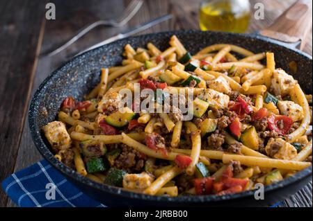 Un plat de pâtes avec macaroni, bœuf haché, légumes et feta Banque D'Images