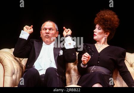 Steven Berkoff (les), Linda Marlowe (Helen) en DÉCADENCE au Wyndham's Theatre, Londres WC2 26/02/1987 écrit et réalisé par Steven Berkoff design: Mani Fagenblum Banque D'Images