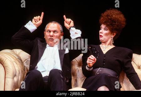 Steven Berkoff (les), Linda Marlowe (Helen) en DÉCADENCE au Wyndham's Theatre, Londres WC2 26/02/1987 écrit et réalisé par Steven Berkoff design: Mani Fagenblum Banque D'Images