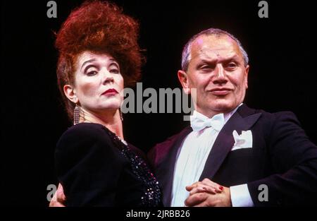 Linda Marlowe (Helen), Steven Berkoff (les) en DÉCADENCE au Wyndham's Theatre, Londres WC2 26/02/1987 écrit et réalisé par Steven Berkoff design: Mani Fagenblum Banque D'Images