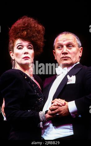 Linda Marlowe (Helen), Steven Berkoff (les) en DÉCADENCE au Wyndham's Theatre, Londres WC2 26/02/1987 écrit et réalisé par Steven Berkoff design: Mani Fagenblum Banque D'Images