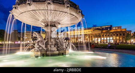 Allemagne, Bade-Wurtemberg, Stuttgart, exposition longue de la fontaine Schlossplatzspringbrunnen au crépuscule Banque D'Images