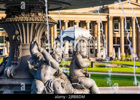 Allemagne, Bade-Wurtemberg, Stuttgart, sculptures de la fontaine Schlossplatzspringbrunnen Banque D'Images