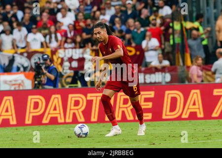 Le défenseur anglais de Roma, Chris Smalling, contrôle le ballon pendant le match de football Serie A entre AS Roma et Cremonese. Comme Roma a gagné 1-0 Banque D'Images