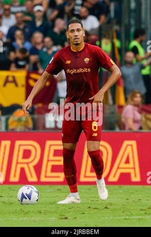 Le défenseur anglais de Roma, Chris Smalling, contrôle le ballon pendant le match de football Serie A entre AS Roma et Cremonese. Comme Roma a gagné 1-0 Banque D'Images