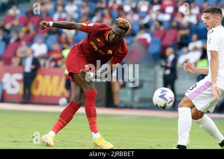 Tammy Abraham, l'avant-titre anglais des Roms, contrôle le ballon lors de la série Un match de football entre ROMA et Cremonese. Comme Roma a gagné 1-0 Banque D'Images