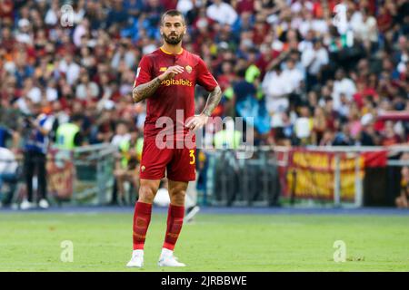 Roger Ibanez, le défenseur brésilien de Roma, contrôle le ballon pendant le match de football Serie A entre ROMA et Cremonese. Comme Roma a gagné 1-0 Banque D'Images