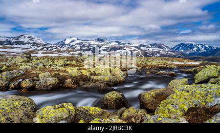 Norvège, Innlandet, longue exposition de la rivière qui coule dans le parc national de Jotunheimen Banque D'Images