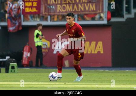 Roger Ibanez, le défenseur brésilien de Roma, contrôle le ballon pendant le match de football Serie A entre ROMA et Cremonese. Comme Roma a gagné 1-0 Banque D'Images