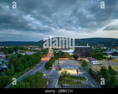 En fin d'après-midi, en début de soirée, image aérienne de Corning NY en regardant vers le sud-ouest en direction de la ville Banque D'Images