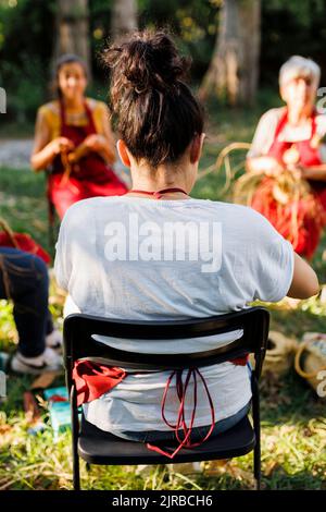 Artisans travaillant avec l'herbe esparto dans le jardin Banque D'Images