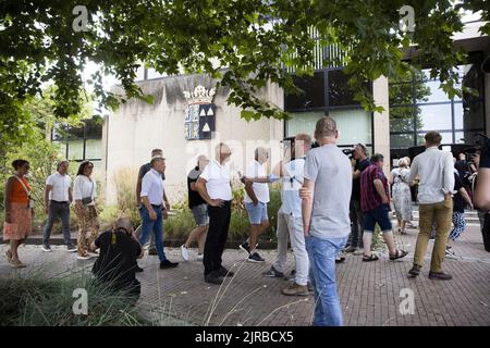 2022-08-23 17:45:19 TUBBERGEN - les résidents assistent à une réunion publique du conseil pour discuter de la décision du cabinet de délivrer un permis pour un centre de demandeurs d'asile à Albergen avec le secrétaire d'État Eric van der Burg (asile). Il y a beaucoup de protestations contre cette décision du cabinet, tant de la part des résidents locaux que du conseil municipal. ANP VINCENT JANNINK pays-bas sortie - belgique sortie Banque D'Images